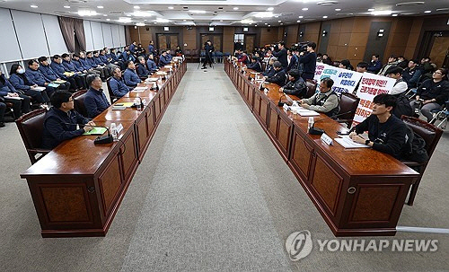 서울지하철 1~8호선을 운영하는 서울교통공사 노사가 총파업을 하루 앞두고 막판 협상에 나선 5일 서울 성동구 서울교통공사 인재개발원에서 노사 대표단이 교섭 시작을 기다리고 있다.   [연합뉴스]